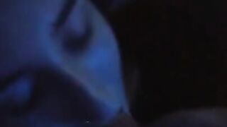 Porco si svuota le palle nella sua bocca