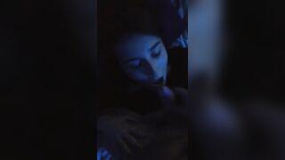 Porco si svuota le palle nella sua bocca