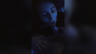 Porco si svuota le palle nella sua bocca