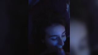 Porco si svuota le palle nella sua bocca