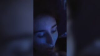 Porco si svuota le palle nella sua bocca