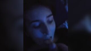 Porco si svuota le palle nella sua bocca