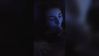 Porco si svuota le palle nella sua bocca