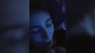 Porco si svuota le palle nella sua bocca