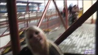 Giovane biondina catturata e inculata in stazione