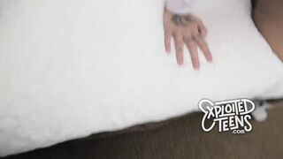 Questa diciottenne asiatica è nuova al porno