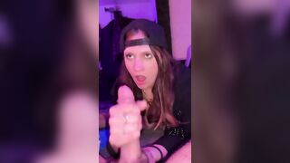 Alla vista del cazzo la fica mi si bagna tutta