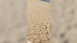 La moglie del cornuto fa la zoccola senza slip in vacanza