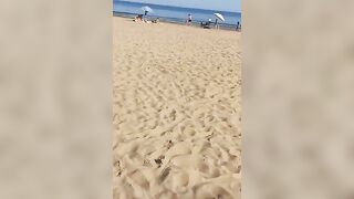 La moglie del cornuto fa la zoccola senza slip in vacanza