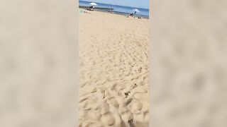 La moglie del cornuto fa la zoccola senza slip in vacanza