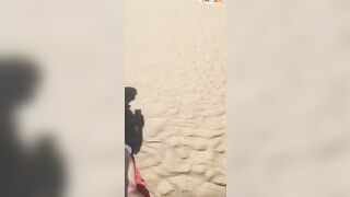 La moglie del cornuto fa la zoccola senza slip in vacanza