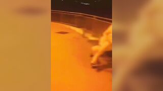 Moglie esibizionista si masturba al parco pubblico