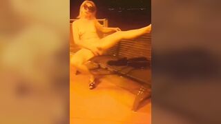 Moglie esibizionista si masturba al parco pubblico