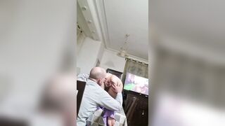 Anteprima del video: Mia moglie si fa esplorare la fessa