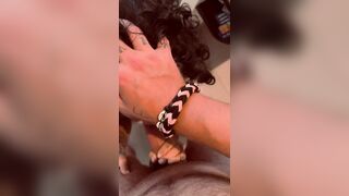 Pompino e squirt per la zoccola riccia