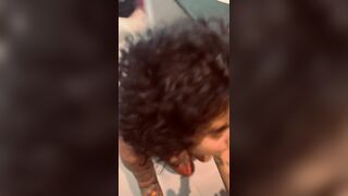 Pompino e squirt per la zoccola riccia