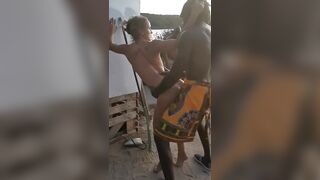 Anteprima del video: Bionda scopata dal jamaicano alla spiaggia naturista