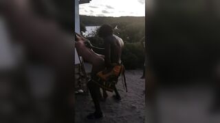 Bionda scopata dal jamaicano alla spiaggia naturista