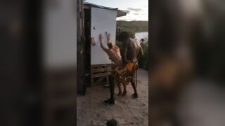 Bionda scopata dal jamaicano alla spiaggia naturista