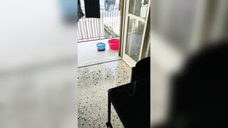 Maialona 64Anni mostra culo sul terrazzo  puttana