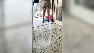 Maialona 64Anni mostra culo sul terrazzo  puttana