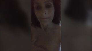 Adoro il cazzo e mi piace essere guardata