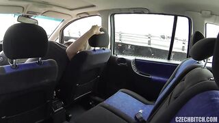 Meravigliosa puttanella biondina inculata in auto