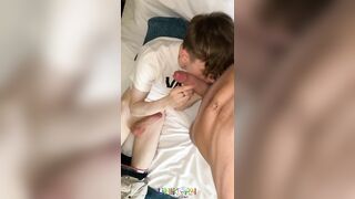 Diciottenne gay succhia il cazzo al trentenne