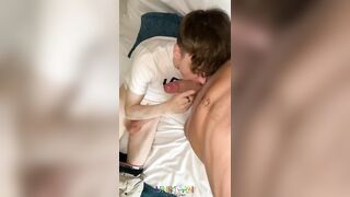 Diciottenne gay succhia il cazzo al trentenne