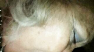 Car sex vecchia troia Napoletana  Gode e viene con le dita