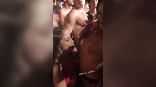 Lesbiche arrapate fanno le porche in pubblico