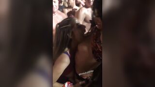 Lesbiche arrapate fanno le porche in pubblico