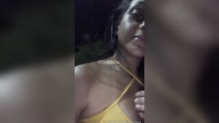 Ragazza brasiliana esce le tette in strada