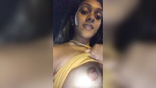 Ragazza brasiliana esce le tette in strada