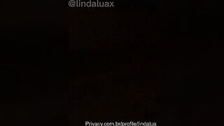 Ragazza brasiliana esce le tette in strada