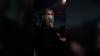 La trans ha tanta voglia di cazzo mentre guida la sua auto