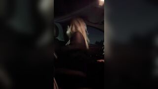 La trans ha tanta voglia di cazzo mentre guida la sua auto