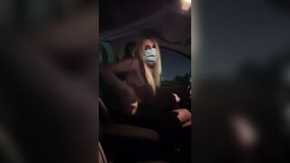 La trans ha tanta voglia di cazzo mentre guida la sua auto