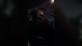 La trans ha tanta voglia di cazzo mentre guida la sua auto