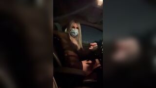 La trans ha tanta voglia di cazzo mentre guida la sua auto