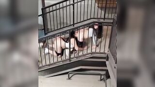 Anteprima del video: Lesbiche spiate dal guardone mentre fanno sesso nelle scale