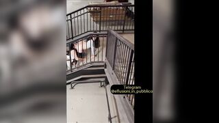 Lesbiche spiate dal guardone mentre fanno sesso nelle scale