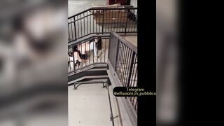 Lesbiche spiate dal guardone mentre fanno sesso nelle scale