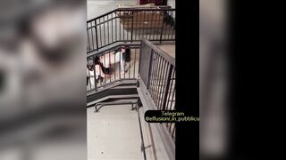 Lesbiche spiate dal guardone mentre fanno sesso nelle scale