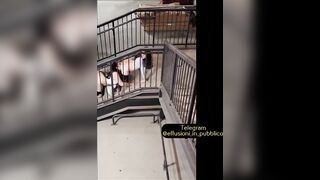 Lesbiche spiate dal guardone mentre fanno sesso nelle scale