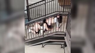 Lesbiche spiate dal guardone mentre fanno sesso nelle scale