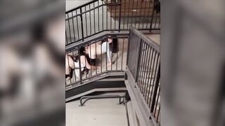 Lesbiche spiate dal guardone mentre fanno sesso nelle scale