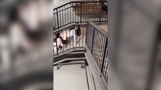 Lesbiche spiate dal guardone mentre fanno sesso nelle scale