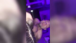 Rimorchiamo due troie in discoteca e facciamo un'orgia