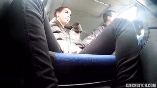 Il puttaniere cattura una giovane e calda troietta rossa